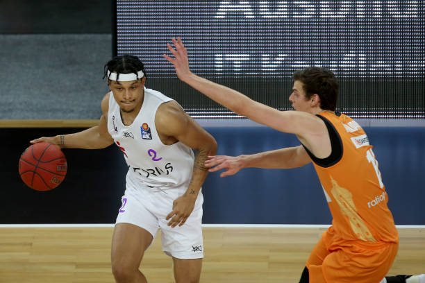 超狼队签下 超狼队签下